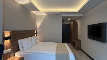 Habitación doble, vistas a la ciudad | Caja fuerte, escritorio, espacio para trabajar con un portátil