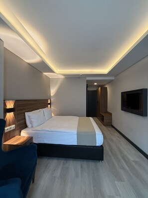 Habitación doble, vistas a la ciudad | Caja fuerte, escritorio, espacio para trabajar con un portátil