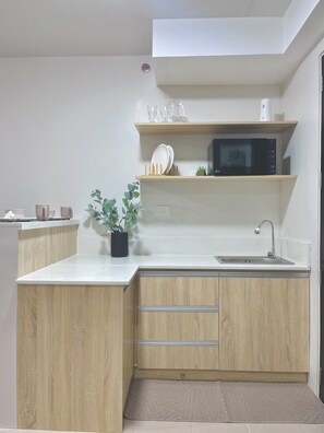 Een magnetron, kookgerei, borden en bestek