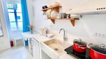 Refrigerador, parrilla de estufa, cafetera y tetera y tetera eléctrica