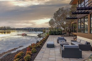 Terrace/patio - Oakmere House on Portage Inlet (Victoria)