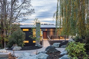 Exterior - Oakmere House on Portage Inlet (Victoria)