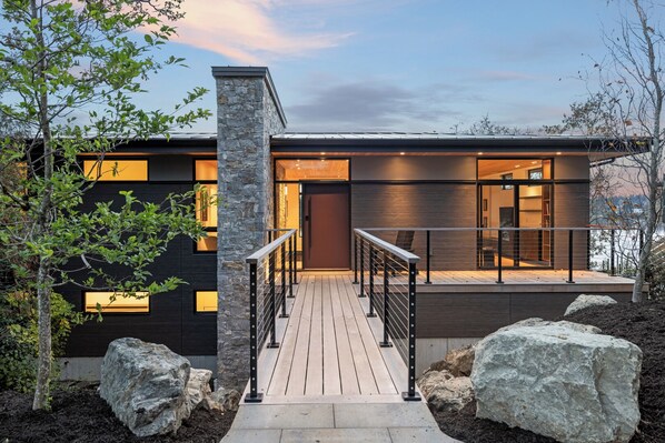 Terrace/patio - Oakmere House on Portage Inlet (Victoria)