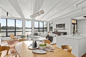 TV, fireplace, stereo - Oakmere House on Portage Inlet (Victoria)