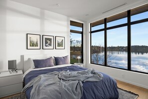 4 bedrooms, desk, iron/ironing board, WiFi - Oakmere House on Portage Inlet (Victoria)