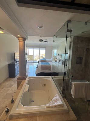 3 bedrooms, in-room safe, desk, iron/ironing board