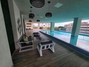 Una piscina al aire libre