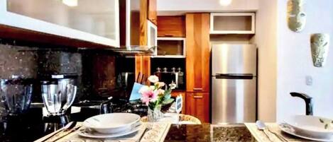 ثلاجة، ميكروويف، فرن، ماكينة لصنع القهوة/الشاي