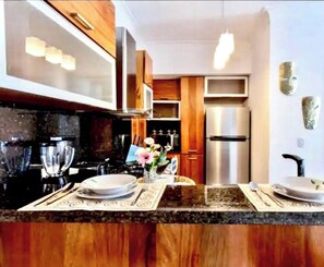 Jääkaappi, mikroaaltouuni, uuni, kahvin-/teenkeitin