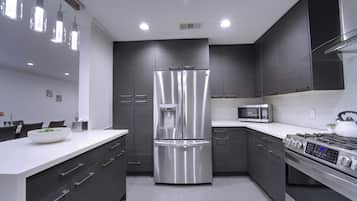 Refrigerador, microondas, horno y parrilla de estufa