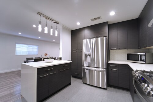 Stylish 3BR/2BA + King Bed + Fire Pit + BBQ + Lux Kitchen + 15 min Universal