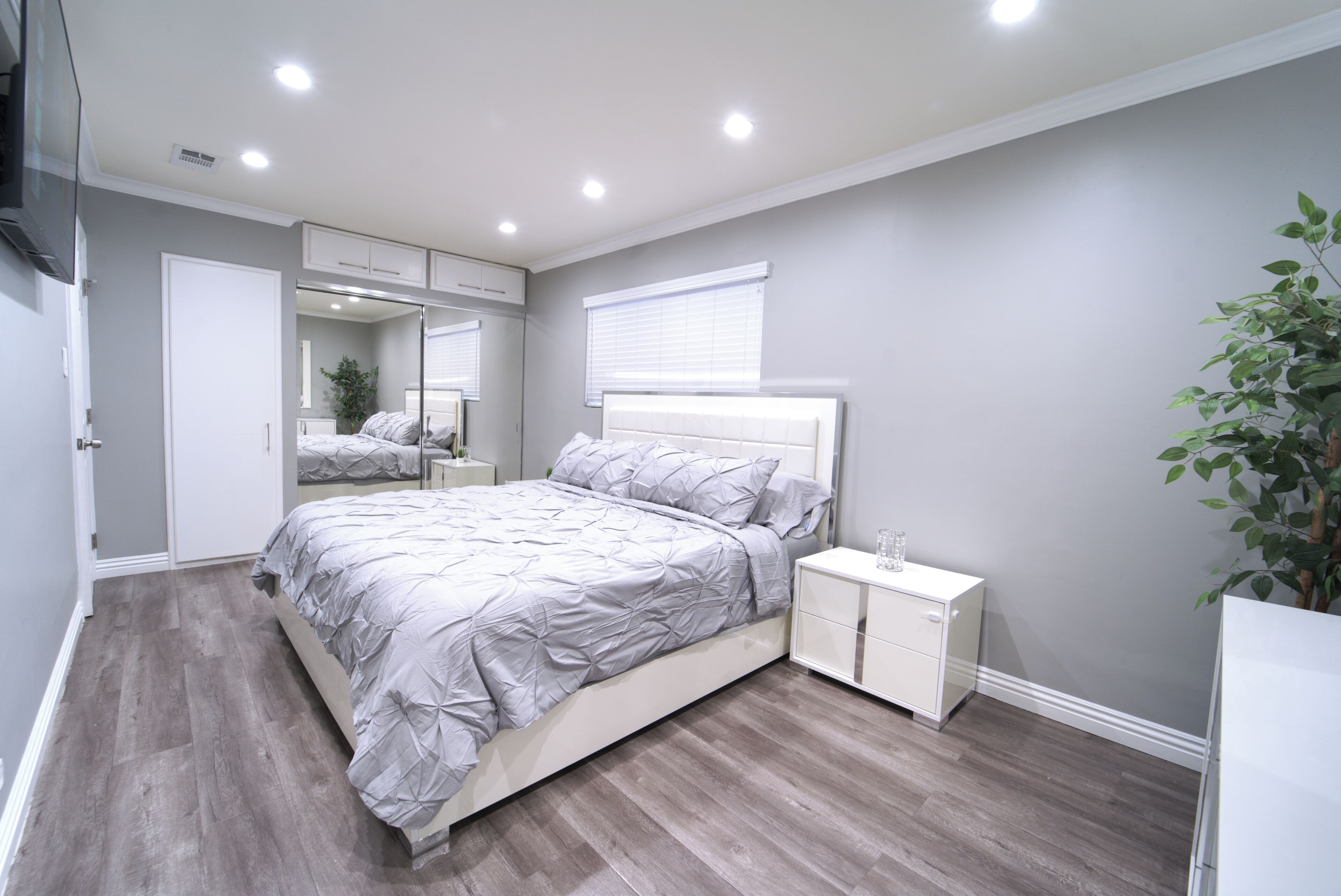 3 chambres, bureau, fer et planche à repasser, lit de bébé portatif