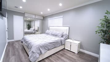 3 chambres, bureau, fer et planche à repasser, lit de bébé portatif