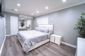 3 bedrooms, desk, iron/ironing board, travel cot
