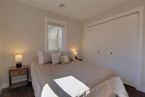 2 soverom, skrivebord, reiseseng for barn og wi-fi (inkludert)