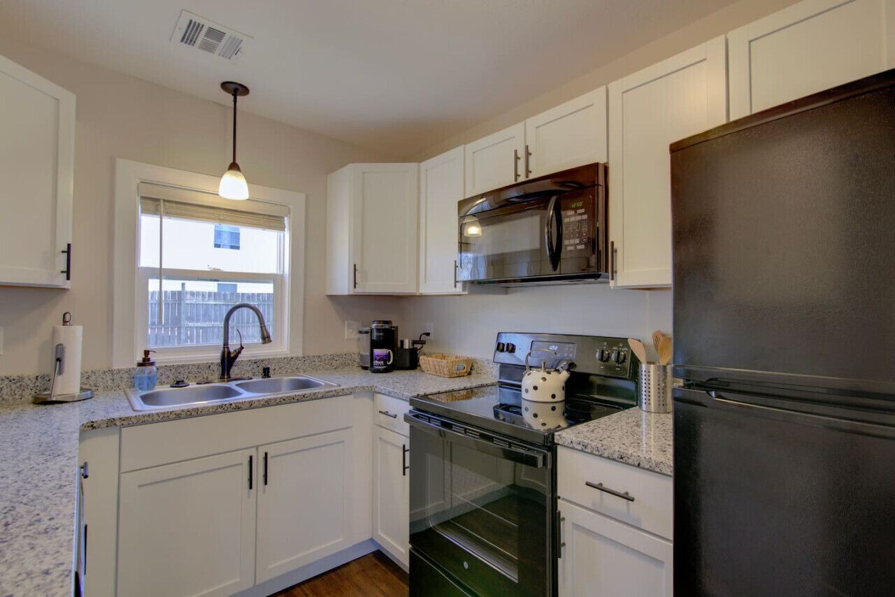 Frigorífico, microondas, horno y placa de cocina