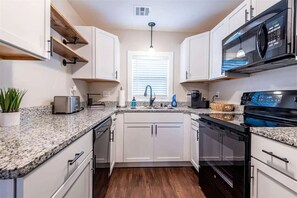 冷蔵庫、電子レンジ、オーブン、コンロ