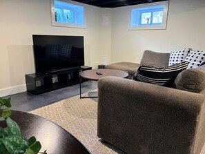 Téléviseur connecté, foyer, table de baby-foot, livres