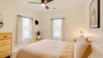 3 slaapkamers, een bureau, een strijkplank/strijkijzer, reisbedje