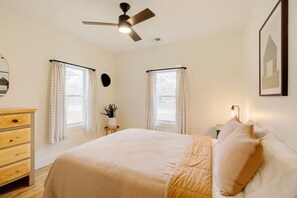 3 bedrooms, desk, iron/ironing board, travel crib - Cozy Stone Family Home 3BR w/Seperate Office (Manhattan)