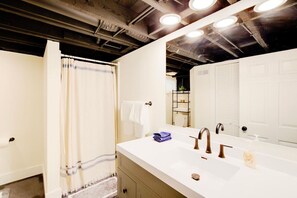 Hair dryer, towels - Cozy Stone Family Home 3BR w/Seperate Office (Manhattan)