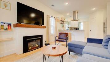 Een smart-tv, een open haard, tafelvoetbal en boeken