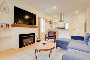 TV connectée, cheminée, baby-foot, livres