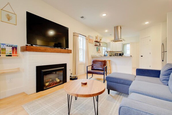 Smart TV, fireplace, foosball, books - Cozy Stone Family Home 3BR w/Seperate Office (Manhattan)