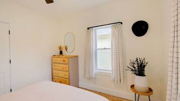 3 soveværelser, skrivebord, strygejern/strygebræt, weekendseng