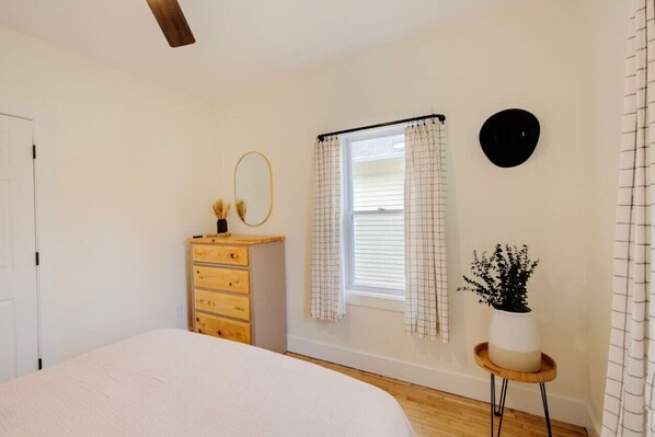 3 bedrooms, desk, iron/ironing board, travel crib - Cozy Stone Family Home 3BR w/Seperate Office (Manhattan)