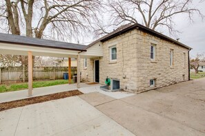 Exterior - Cozy Stone Family Home 3BR w/Seperate Office (Manhattan)