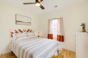 3 chambres, bureau, fer et planche à repasser, lit de bébé portatif