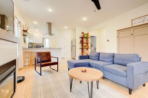 Smart-TV, Kamin, Tischfußball, Bücher