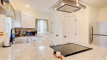 Køleskab, mikrobølgeovn, ovn, kogeplade