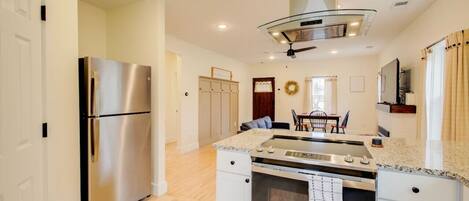 Jääkaappi, mikroaaltouuni, uuni, liesi