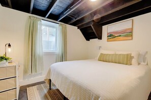 3 bedrooms, desk, iron/ironing board, travel crib