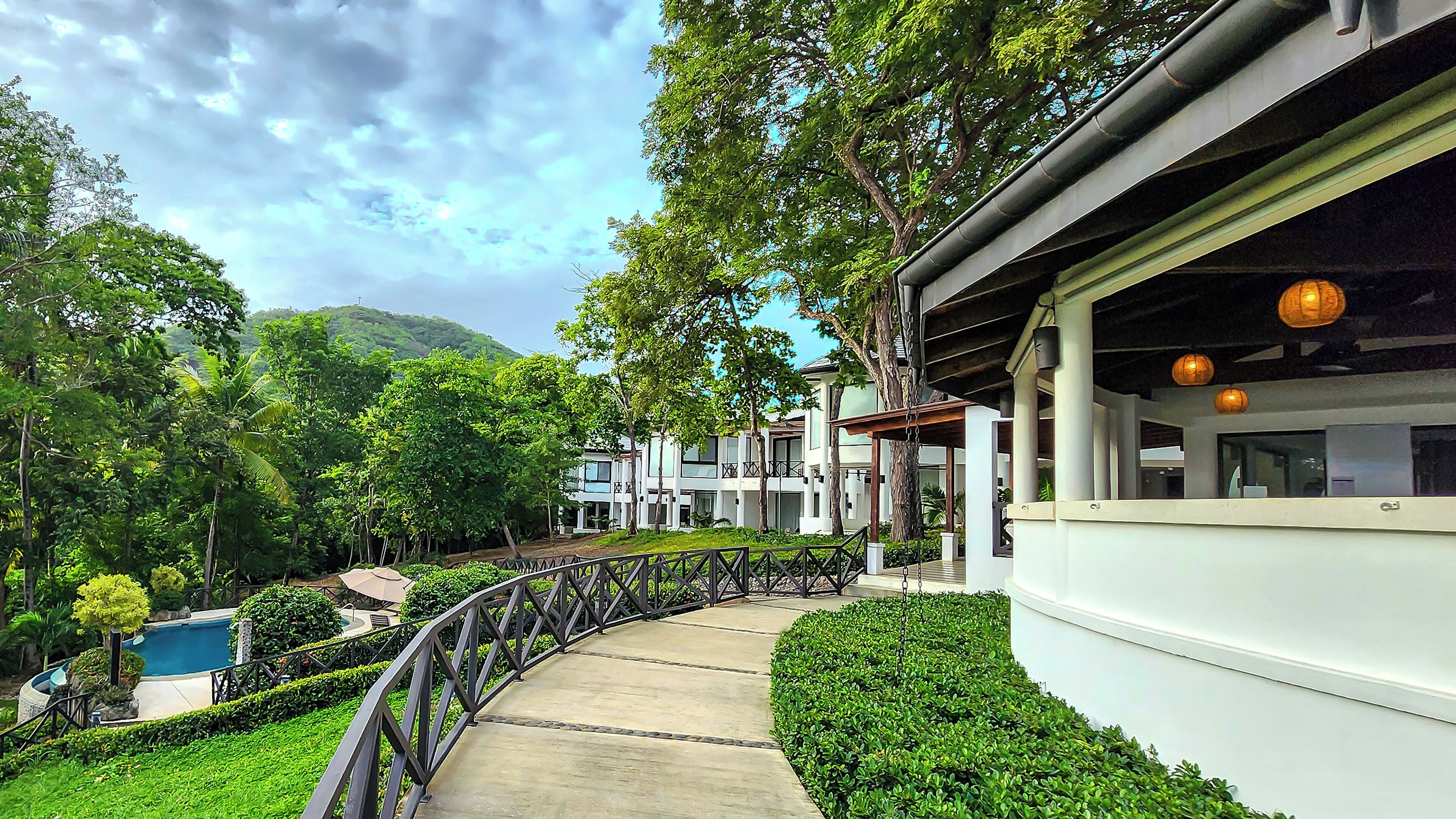 Breakfast, lunch and dinner served