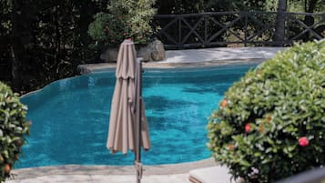 Piscina all'aperto, ombrelloni da piscina, lettini