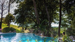 Kolam renang terbuka, payung kolam, kerusi lepak pantai 