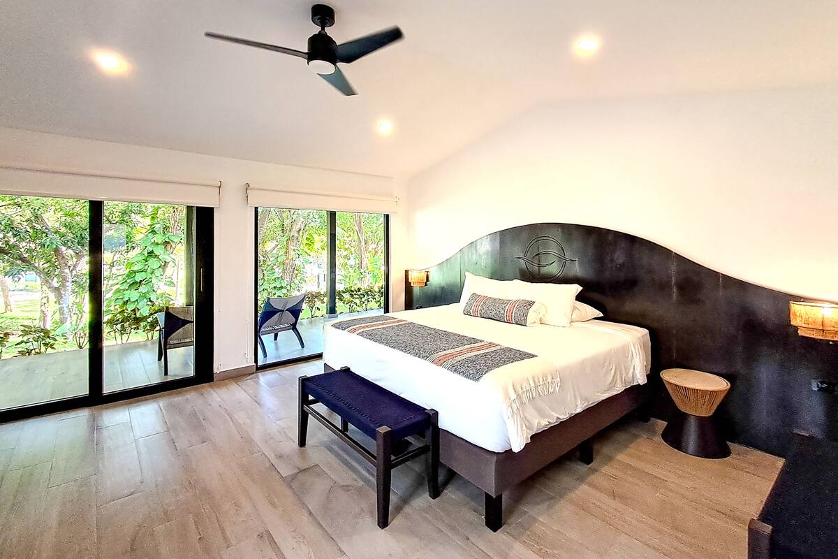 Double Room, 1 King Bed, Patio, Garden View | In-room safe, WiFi (free), bed sheets
