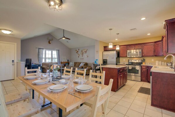 Dining - 4BR Family Home w/Game Room & Spacious Yard (Manhattan)