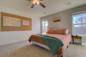 4 bedrooms, desk, iron/ironing board, travel cot - 4BR Family Home w/Game Room & Spacious Yard (Manhattan)