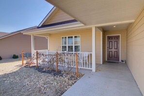 Terrace/patio - 4BR Family Home w/Game Room & Spacious Yard (Manhattan)