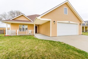 Exterior - 4BR Family Home w/Game Room & Spacious Yard (Manhattan)