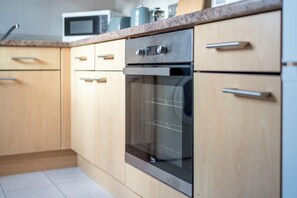 Apartemen | Dapur pribadi | Lemari es, microwave, oven, dan kompor