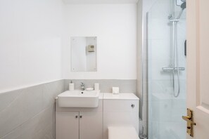 Bathroom - Spacious 1 Bedroom Apartment w/ Parking in Crawley (Crawley)