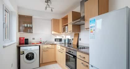 Spacious 1 Bedroom Apartment w/ Parking in Crawley