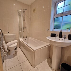 Huoneisto | Kylpyhuone | Suihku, hiustenkuivaaja, pyyhkeet