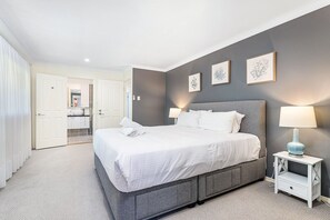 4 室のベッドルーム、アイロン / アイロン台、WiFi (無料)、ベッドシーツ