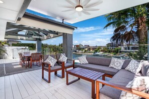 屋外ダイニングエリア